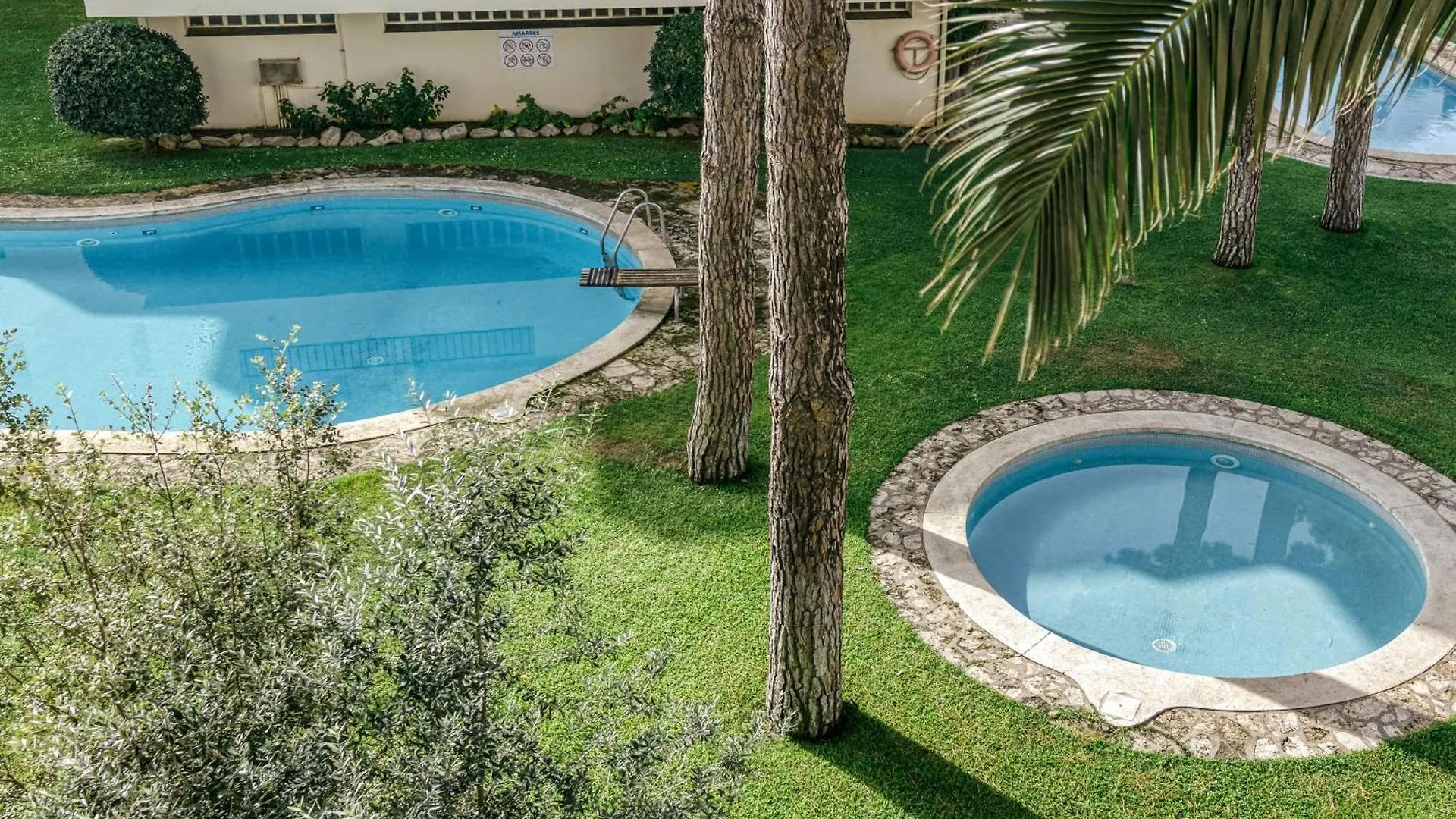 Apt Amarres, Piscina Comunitaria L' Escala