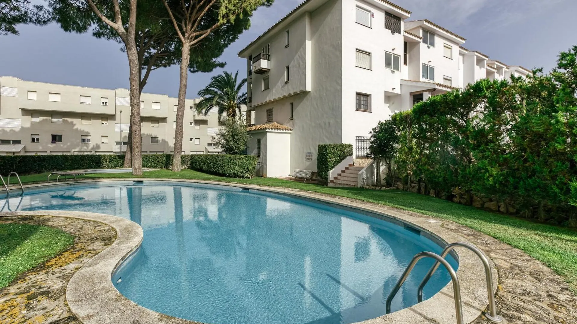 Apt Amarres, Piscina Comunitaria L' Escala 0*,  España