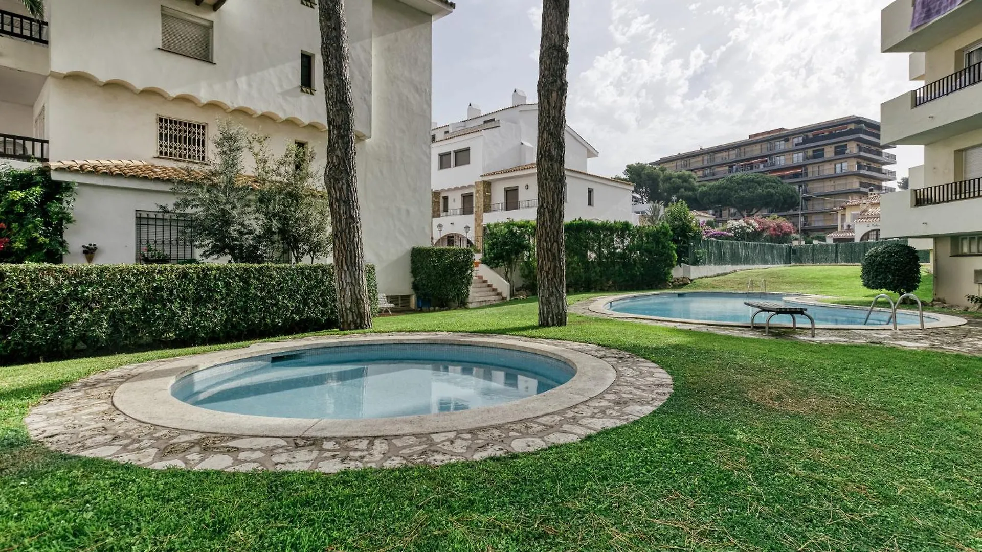 Apt Amarres, Piscina Comunitaria L'Escala Spain