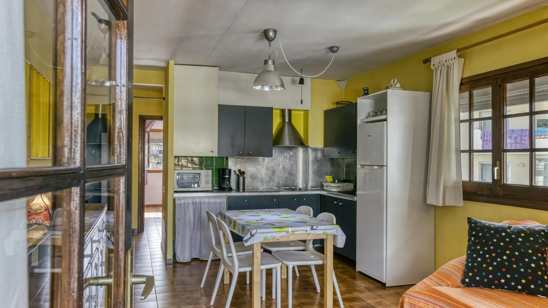 Apt Amarres, Piscina Comunitaria L'Escala 0*,  Spain